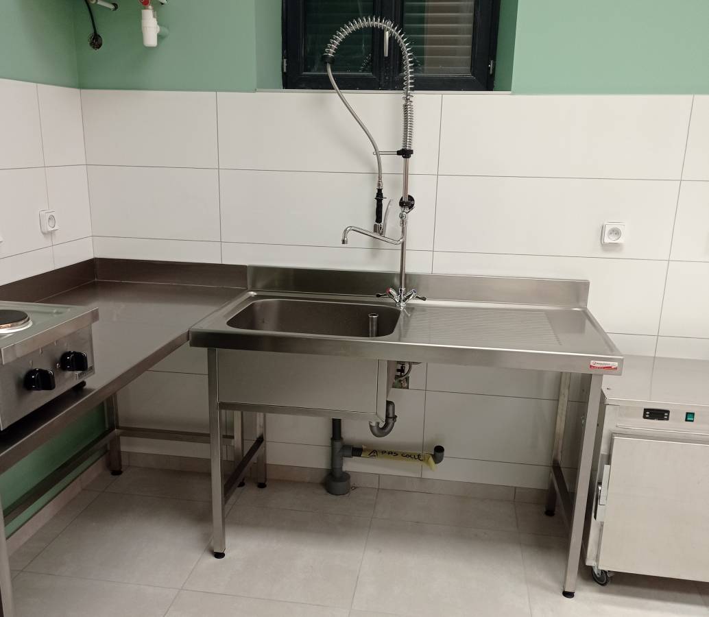 Fourniture et installation par Maison Patay d'un office de réchauffage dans la nouvelle salle des fêtes de Chirassimont (Loire).